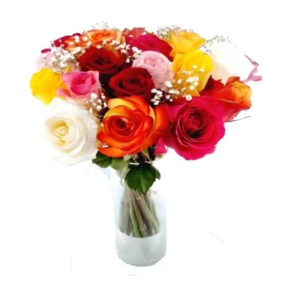 Un bouquet exubérant de roses multicolores - rouge profond, rose tendre, jaune vif, orange flamboyant et blanc crème - parsemé de délicates gypsophiles blanches. Les roses sont disposées avec artdans un vase en verre transparent, créant une composition florale vibrante et joyeuse qui célèbre la diversité et la beauté des couleurs, créé par Fleursdumaroc.