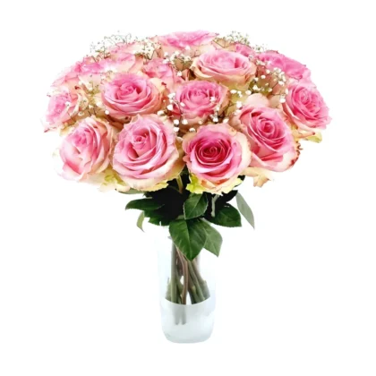 Un bouquet luxuriant de roses aux nuances délicates, variant du rose tendre au rose vif, avec des reflets dorés sur les bords des pétales. Les roses sont disposées en un arrangement touffu et sphérique, créant une composition florale romantique et sophistiquée qui évoque la douceur et la tendresse, créé par Fleursdumaroc.