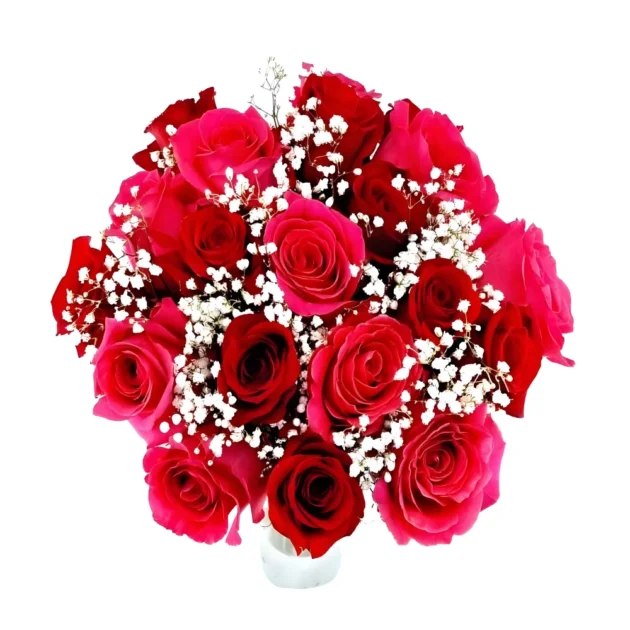 Un bouquet somptueux de roses dans des nuances de rouge profond et rose vif, délicatement parsemé de petites gypsophiles blanches. Les roses, allant du rouge cramoisi au rose fuchsia éclatant, sont disposées avec élégance dans un vase en verre transparent, créant une composition florale passionnée et sophistiquée, créé par Fleursdumaroc.