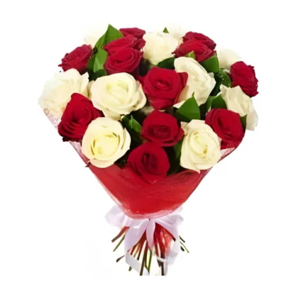 Un bouquet romantique de roses rouge profond et blanc crème, soigneusement enveloppé dans un papier rouge vif et attaché avec un ruban blanc délicat. Les roses sont disposées en un arrangement touffu et élégant, parsemé de feuilles vertes fraîches, symbolisant la passion et la pureté, créé par Fleursdumaroc.