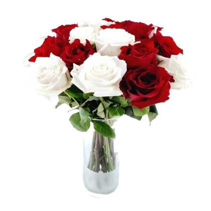 Un bouquet romantique composé de roses rouges passionnées et de roses blanches immaculées, disposé dans un vase en verre transparent. Les tons contrastés des roses - rouge profond et blanc pur - sont délicatement entourés de feuilles vertes fraîches, créant une composition florale élégante et symbolique de l'amour, créé par Fleursdumaroc.