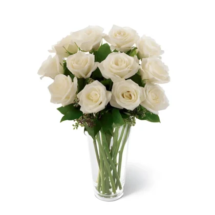 Un bouquet élégant composé de roses blanches immaculées, accompagné de délicates gypsophiles blanches. Les roses sont disposées dans un vase en verre transparent, leurs pétales délicats et leurs feuilles vertes formant une composition florale pure et raffinée, créé par Fleursdumaroc