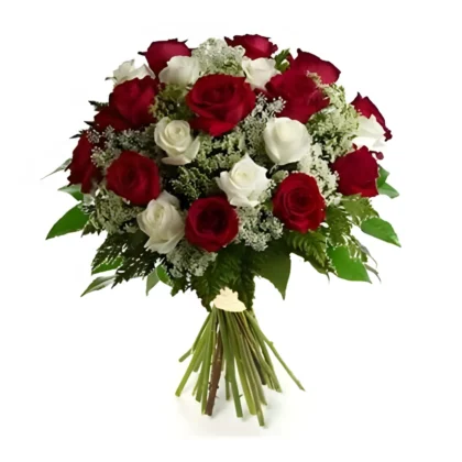 Un bouquet romantique de roses rouges passion et roses blanches immaculées, richement entouré de verdure délicate et de feuillage vert tendre. Les roses alternent entre le rouge profond et le blanc pur, entrelacées avec des fleurs blanches plus petites et des feuilles verdoyantes, créant une composition florale élégante et sophistiquée, créé par Fleursdumaroc.