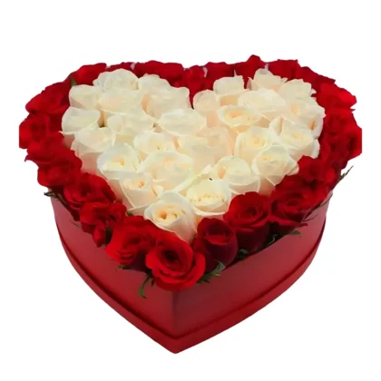 Romantique composition florale en forme de cœur dans une boîte rouge assortie, combinant des roses blanches ivoire au centre et un contour de roses rouges passion, créée par Fleursdumaroc. Un cadeau symbolique d'amour parfait pour la Saint-Valentin, un anniversaire de mariage ou toute déclaration sentimentale.