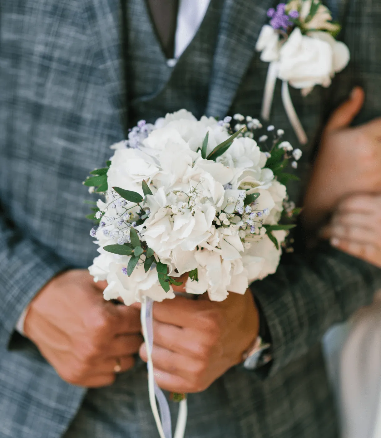 Une illustration simple et élégante représentant un couple. Un homme tend un coffret en forme de cœur, symbolisant un cadeau romantique ou une demande en mariage. L'image est stylisée avec des couleurs douces - l'homme porte un t-shirt rose et tient un coffret rose avec un ruban, évoquant les émotions et les sentiments liés à l'engagement et à l'amour.